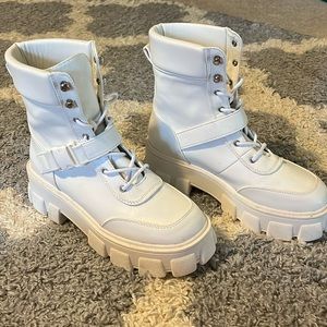 Combat boots in faux leather